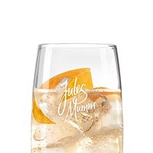 Ein elegantes Glas mit Eiswürfeln und einer Orangenscheibe, beschriftet mit 'Jules Mumm'.
