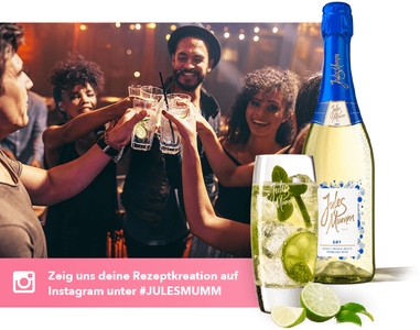 In einem lebhaften Raum feiern Freunde mit Cocktails und einer Flasche Sekt, umgeben von bunten Lichtern.