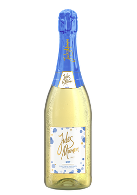 Eine Flasche Jules Mumm Sekt Dry mit blauer Kapsel und goldener Schrift.