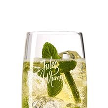 Das Glas mit dem Logo von Jules Mumm enthält ein prickelndes Getränk, das mit frischen Minzblättern dekoriert ist.
