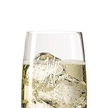 Ein stilvolles Glas mit einem erfrischenden Getränk, das auf Eis serviert wird und den Namen 'Jules Mumm' zeigt.
