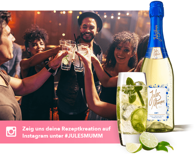 In einem lebhaften Raum feiern Freunde mit Cocktails und einer Flasche Sekt, umgeben von bunten Lichtern.