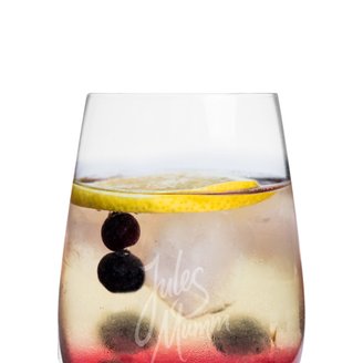 Ein elegantes Glas mit einem erfrischenden Getränk, garniert mit einer Zitronenscheibe und frischen Beeren.