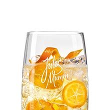 Ein Glas mit Eiswürfeln und frischen Orangenscheiben, das mit sprudelndem Getränk gefüllt ist, steht vor einem weißen Hintergrund.
