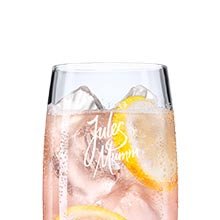 Ein Glas mit einem erfrischenden Getränk, gefüllt mit Eiswürfeln und Zitronenscheiben, strahlt Sommerfrische aus.