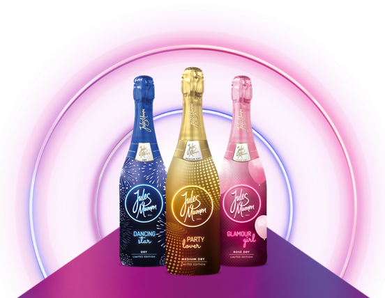 Drei Flaschen Sekt von Jules Mumm stehen vor einem bunten, spiralförmigen Hintergrund in Pink- und Blautönen.