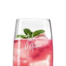 Ein elegantes Glas mit pinkem Getränk, gefüllt mit Eiswürfeln und garniert mit frischer Minze, steht im Fokus.