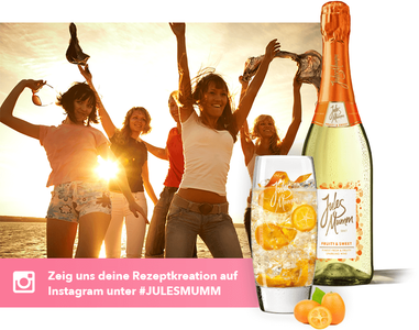 Ein erfrischendes Getränk steht neben einer feiernden Gruppe von Frauen, die den Sommer und die Freundschaft zelebrieren.