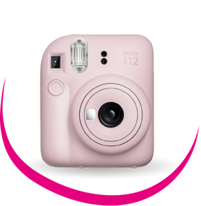 Die kompakte Instax Mini 12 Kamera in sanftem Rosa, perfekt für kreative Fotografie und das Festhalten besonderer Momente.