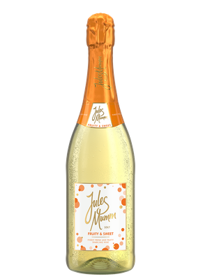 Eine Flasche Jules Mumm Sekt mit einem leuchtend orangefarbenen Korken und einer fruchtigen, süßen Etikette.