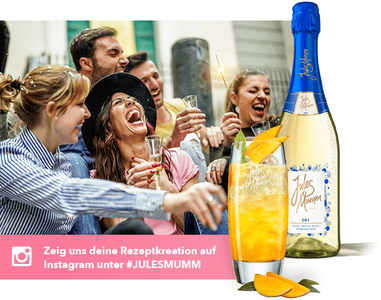Eine Gruppe junger Menschen lacht und genießt Drinks, während sie in einer fröhlichen Atmosphäre zusammen sind.