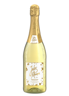 Eine Flasche Jules Mumm Sekt mit goldener Kapsel und eleganter Etikettierung steht vor einem neutralen Hintergrund.