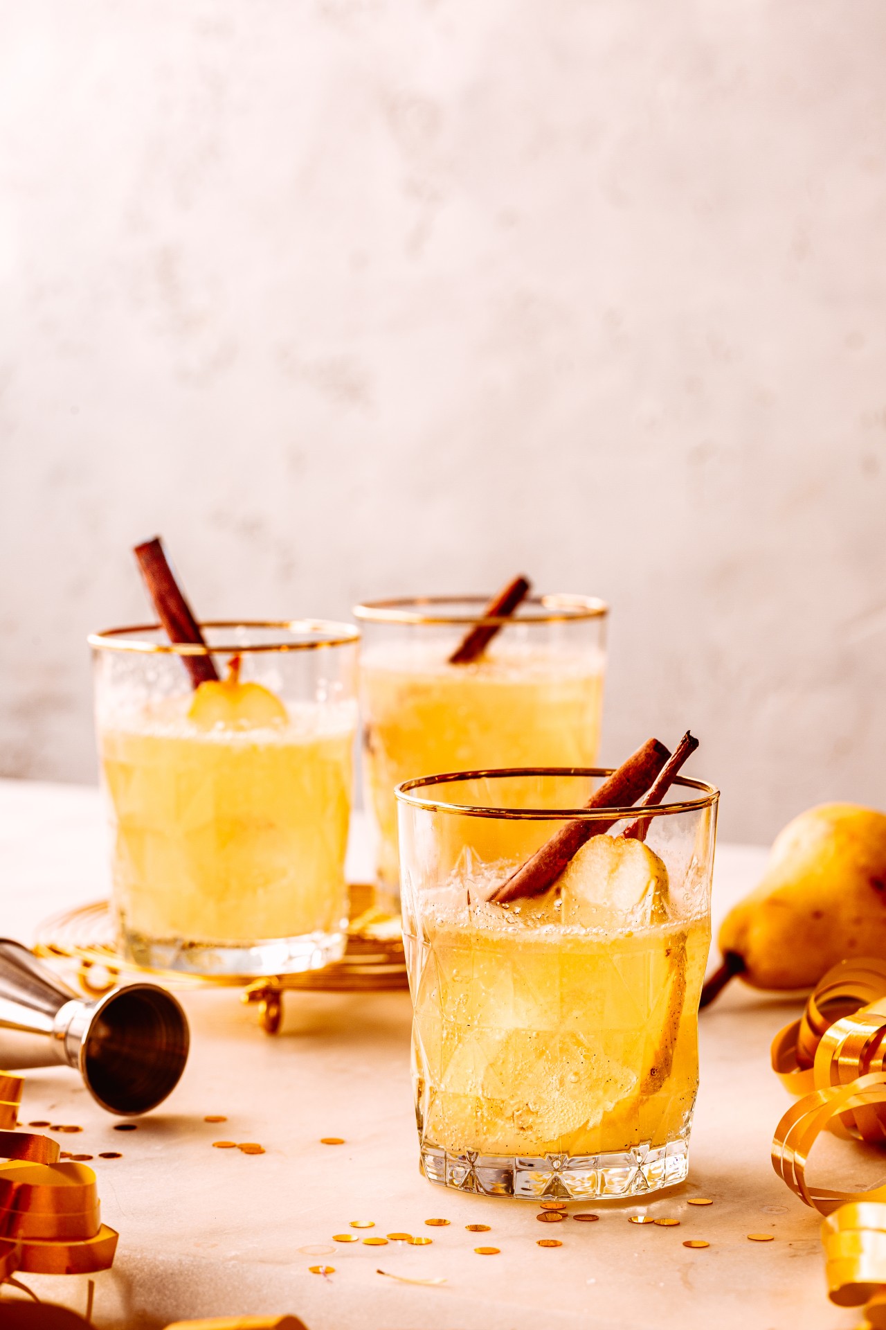 Vanille-Birnen-Cocktail mit Zimtstangen – Winterlicher Genuss | Jules Mumm