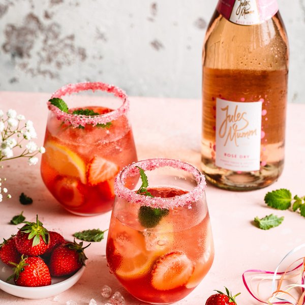 Erdbeerbowle mit Zitronenmelisse – Fruchtige Sommerbowle | Jules Mumm